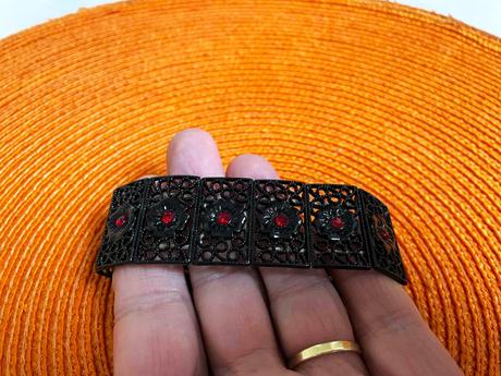 Čipkovaný náramok s kamienkami, 