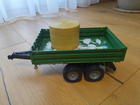 Bruder traktor s vlečkou, 