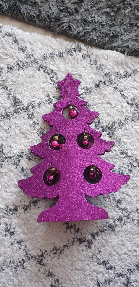 Vianočný fialový dekoračný stromček, 