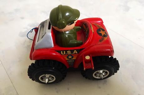 Starý veľký retro jeep / 3 ks,