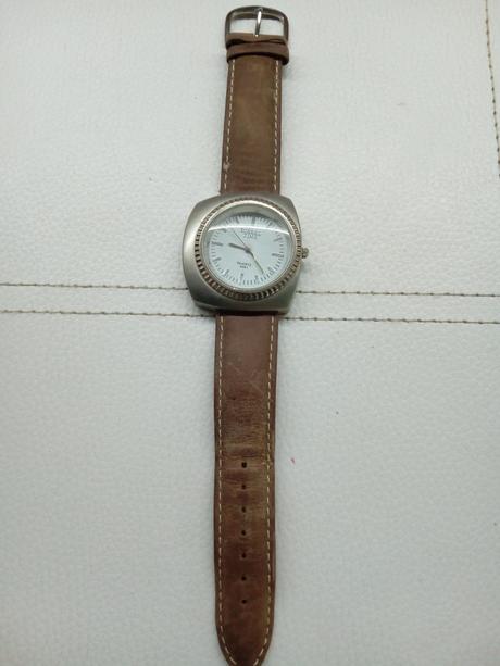 Náramkové hodinky s koženým remienkom, 