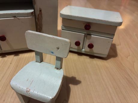 Starý nábytok pre bábiky, 