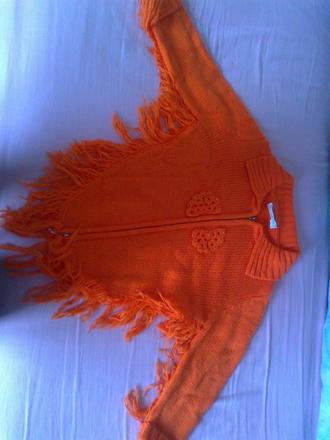 Oranžovy svetrik na sposob paletka so strapcami, 152