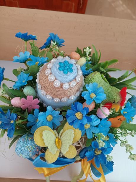 Veľkonočná dekorácia na stôl v košíku,