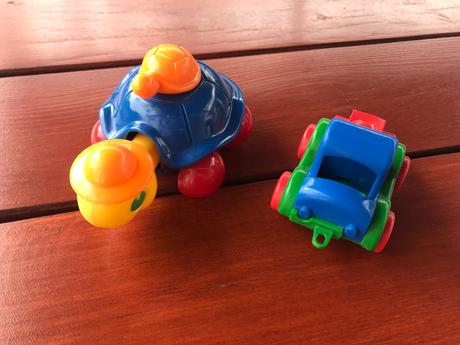2 hračky- korytnačka a autíčko,