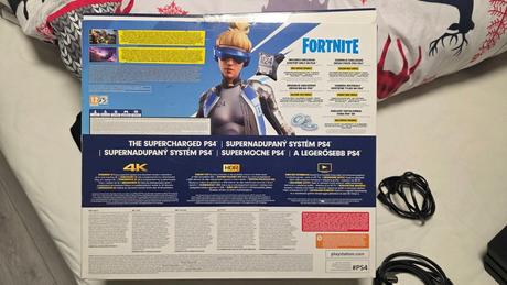 Predám playstation 4 pro 1tb + 2 ovládače s nabíja,