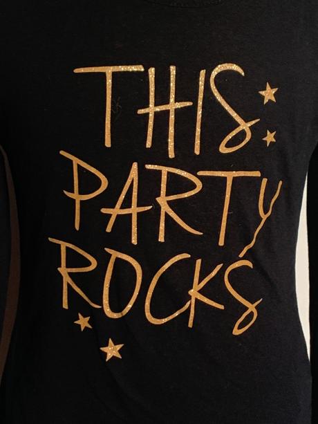 Čierne tričko so zlatým nápisom, 134