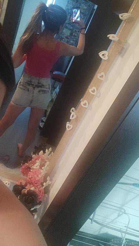 Minisukňa s vyšším pásom, sedí na s, s