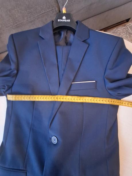 Chlapčenský tmavomodrý oblek, 182