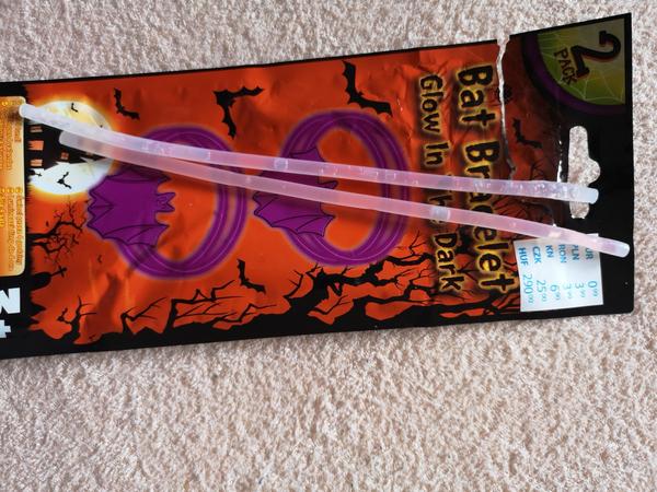 Syn rozhrýzol svietiacu tyčinku. Musím ísť s ním na pohotovosť?