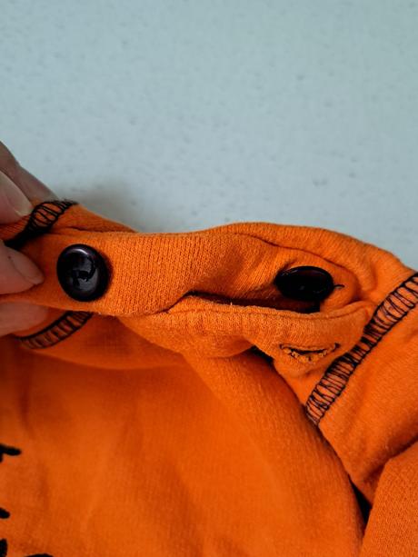 Oranžová mikina, 92