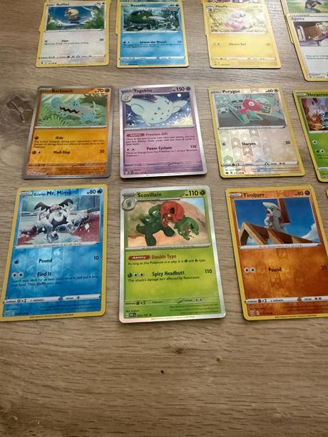 Balík 50 pokémom kariet + kovová tinka, 