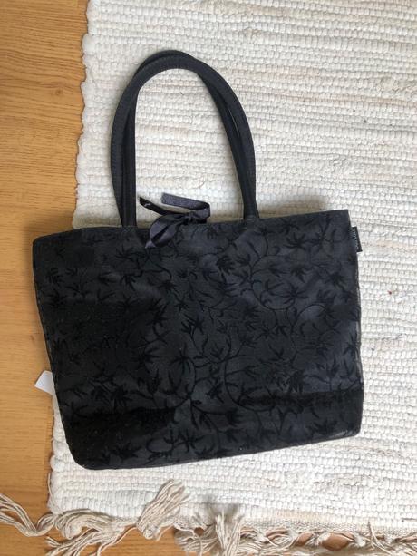 Čierna kabelka s kvetmi burton, burton