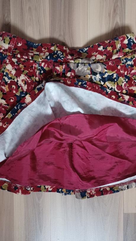 Kvetovaná menžestrová sukňa, 34