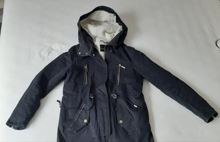 Tmavomodrá parka, s