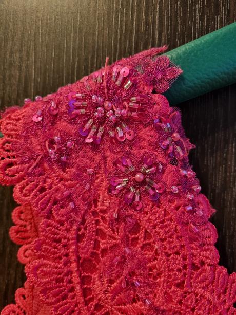 Cipkovane spolocenske saty, s