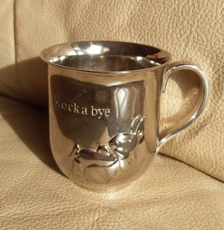 Postriebrená šáločka wedgwood,