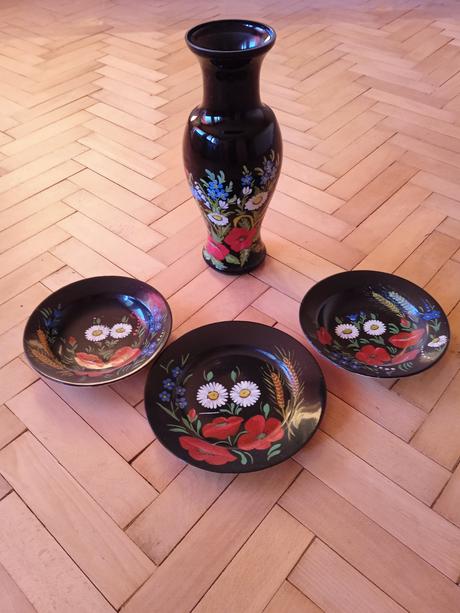 Porcelánová váza s taniermi, 