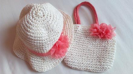 Klobúčik a kabelka,