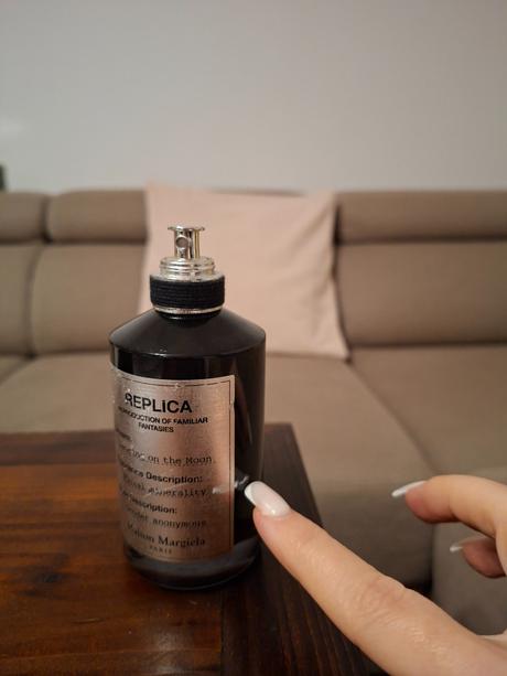 Replica dancing on the moon, 