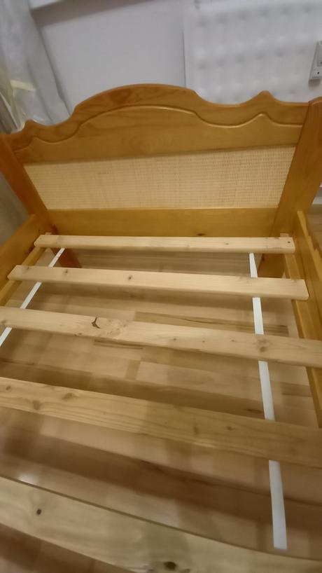 Drevená posteľ s roštom a matracom, šírka (cm): 90,dĺžka (cm): 200