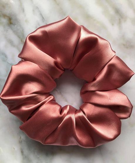 Saténová gumička scrunchie staroružová, 