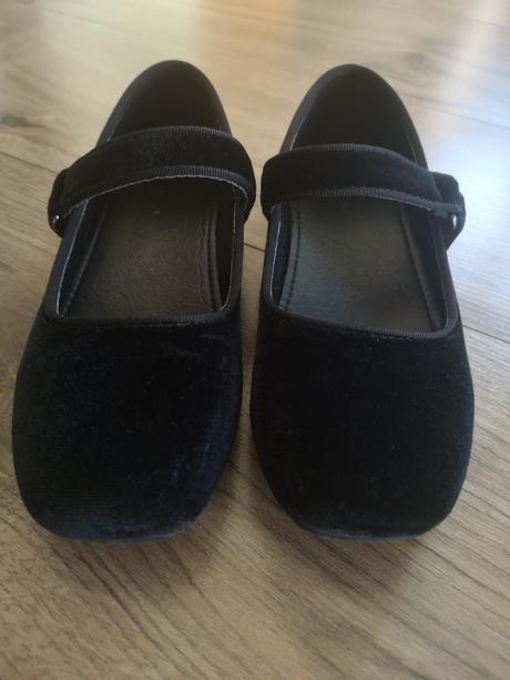 Slavnostne topanocky, 32