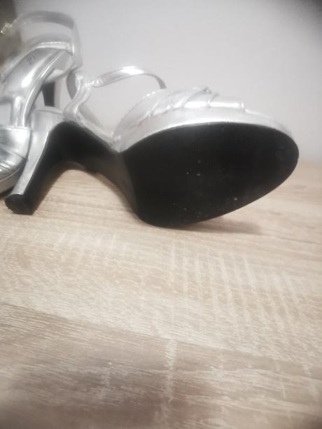 Strieborné topánky, 37