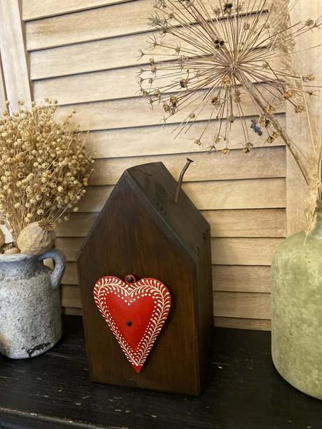 Drevený dekoračný domček a drevené okienko, 