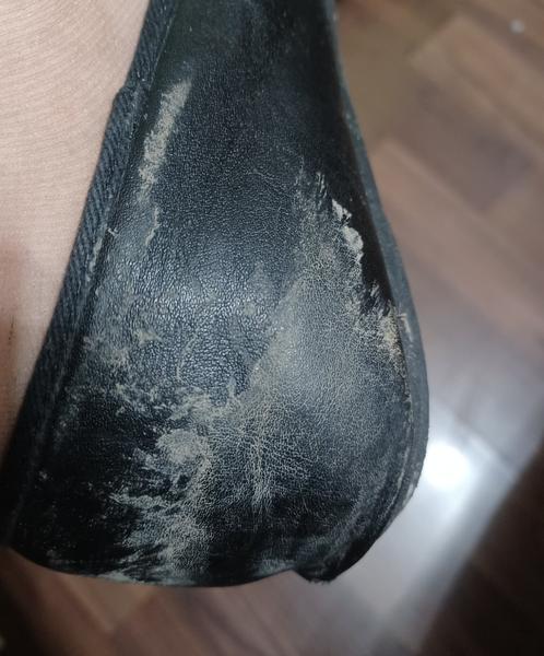 Ako účinne čistiť syntetické topánky od zaschnutého blata?