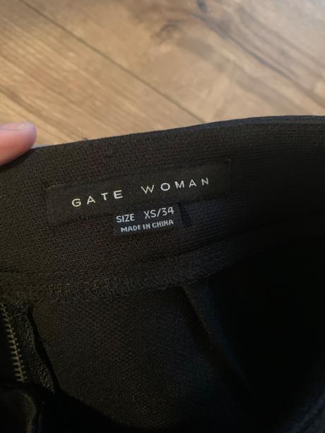 Damska čierna sukňa na zips gate 34, xs