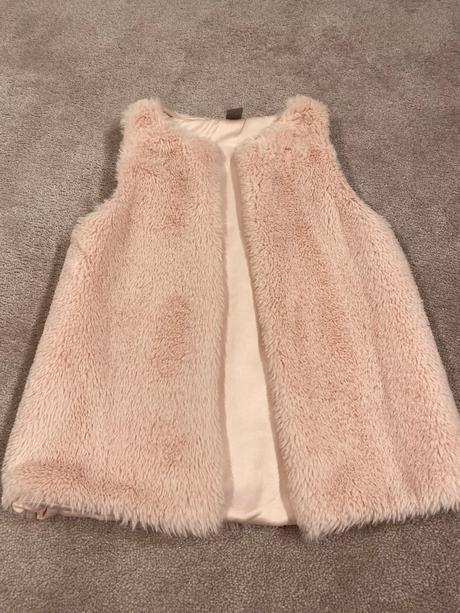 Ružová kožušinková vesta, 134