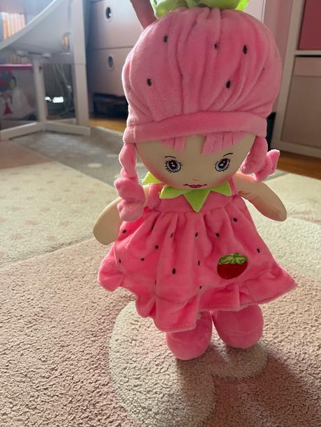 Plysova babika jahôdka,