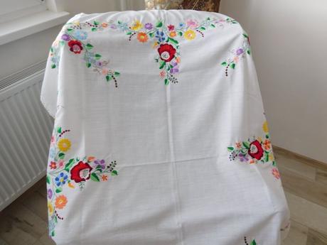 Obrus ručná výšivka top top stav, 143 x 123 cm,, 