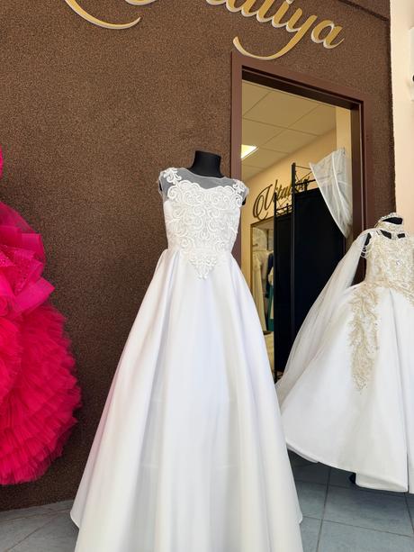 Šaty na prijímanie, 140