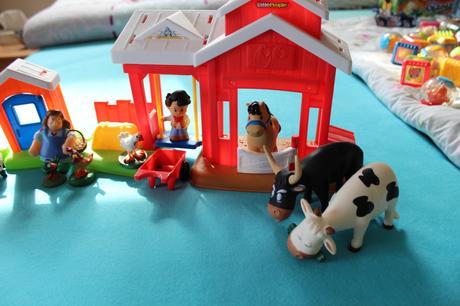 Fisher price little people stajňa + iné zvieratká, 