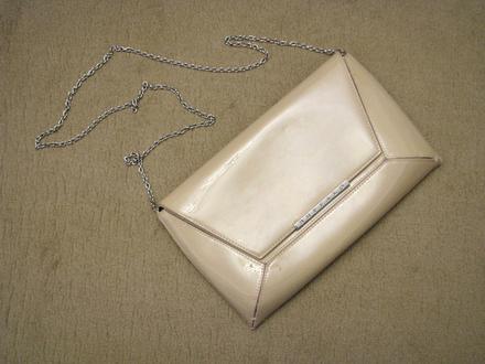 Béžová lakovaná kabelka, 