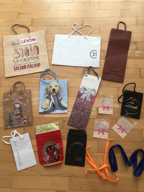 Balíček darčekových tašiek, vreciek a stúh,