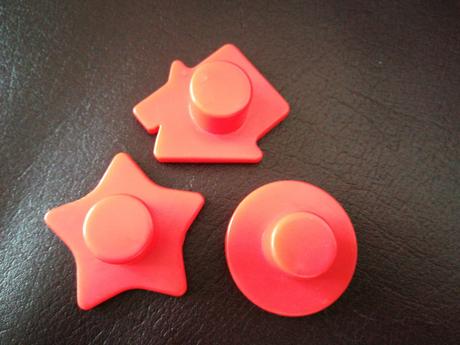 Červené pečiatky na magnetickú tabuľku,