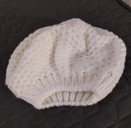 Pletená biela čiapka, 