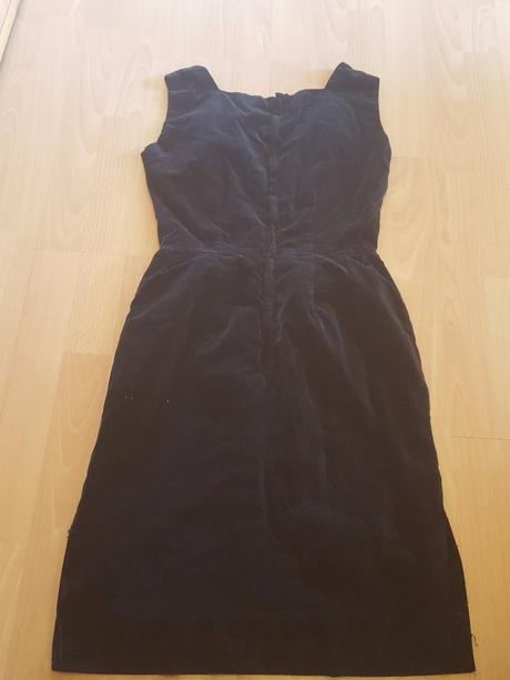 Cierne zamatove saty, 36