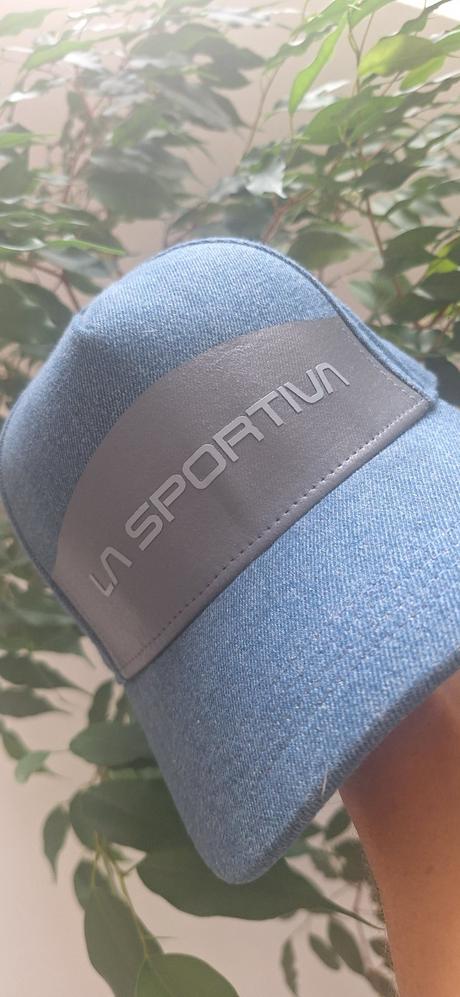 La sportiva šiltovka, s