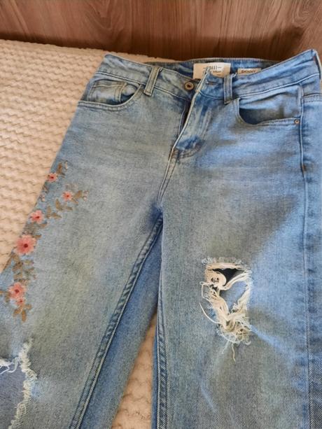 Kvetinové nohavice, 34