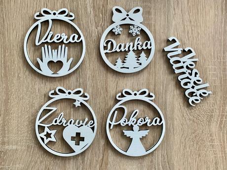 Drevené vianočné ozdôbky s menom na stromček,