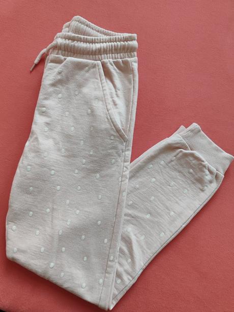 Krasne tepláky 134, 134