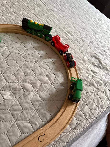 Drevená drahá s vlacikom, 