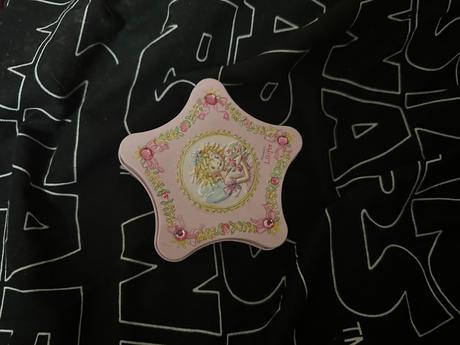 Kovová krabička s korálkami, 