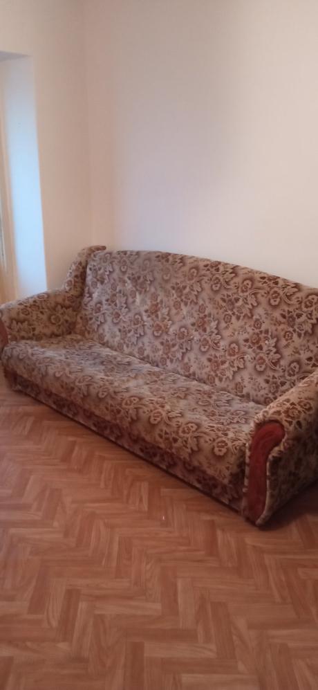 Sedačka, posteľ, stolík,
