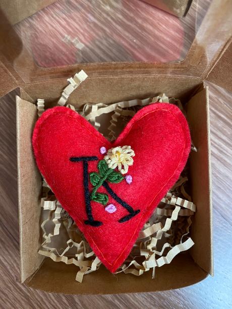 Ručne vyšívana ozdoba na kočík / ruksak, 