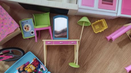 Barbie nábytok + bábiky barbie, 